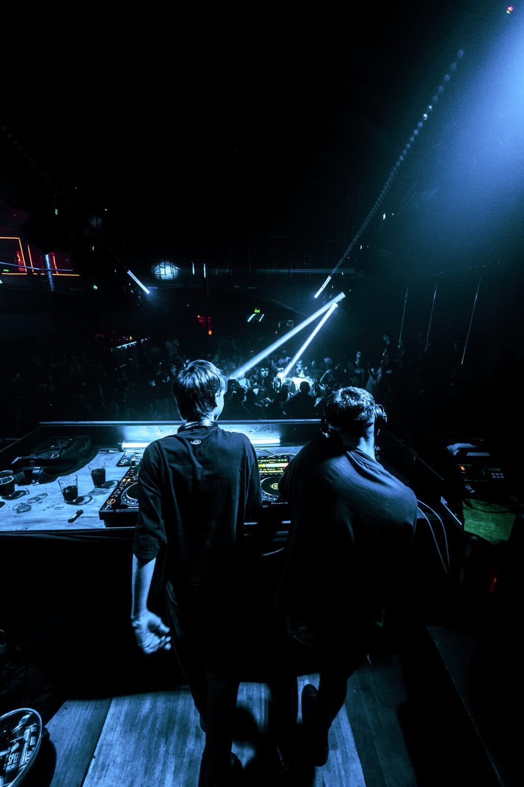 KAIF tocando en CDJ-3000 bajo carpa