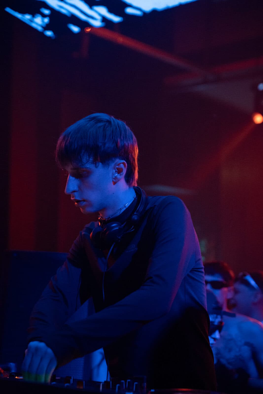 KAIF b2b, puño en alto frente a la multitud