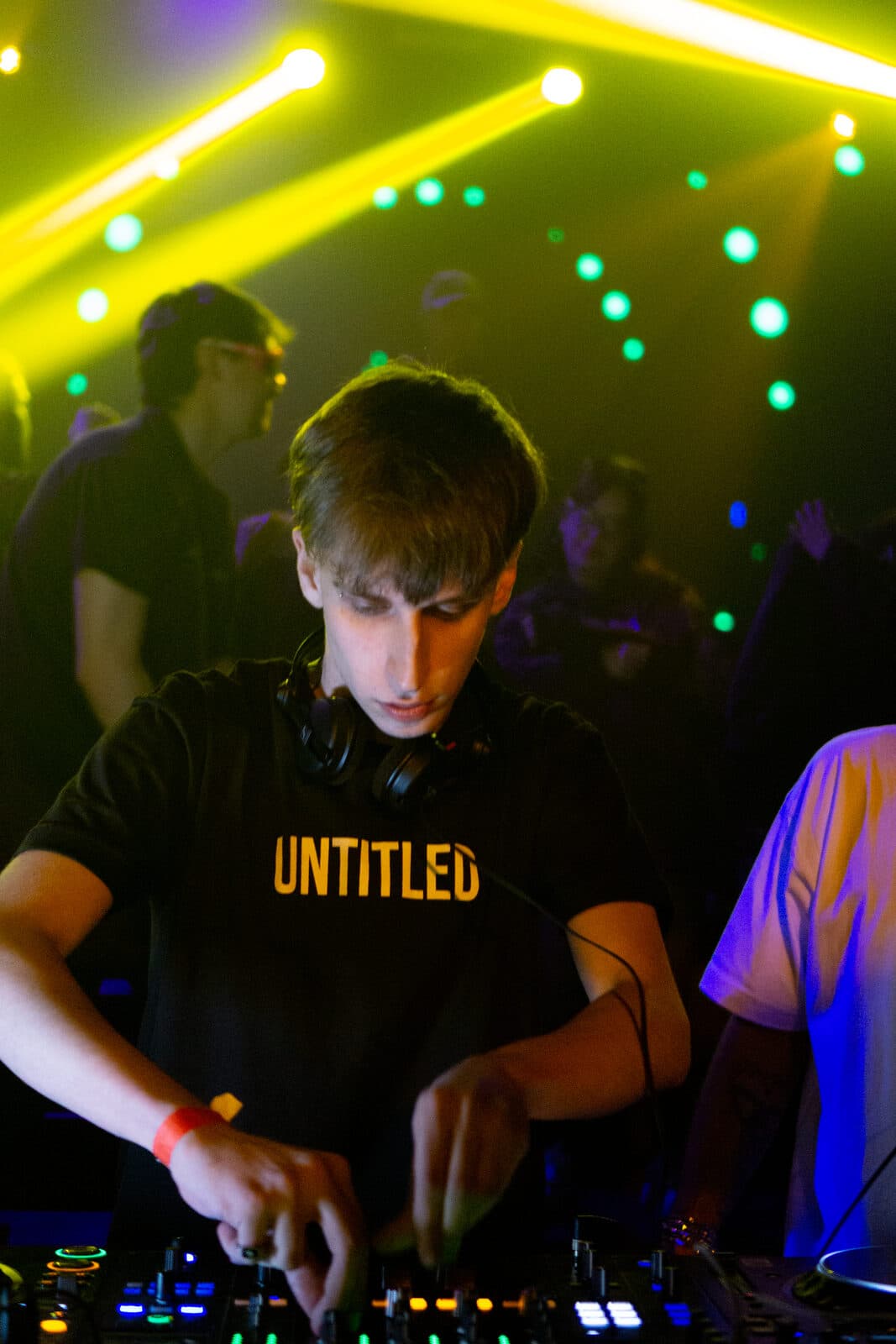 KAIF concentrado en cabina, remera UNTITLED