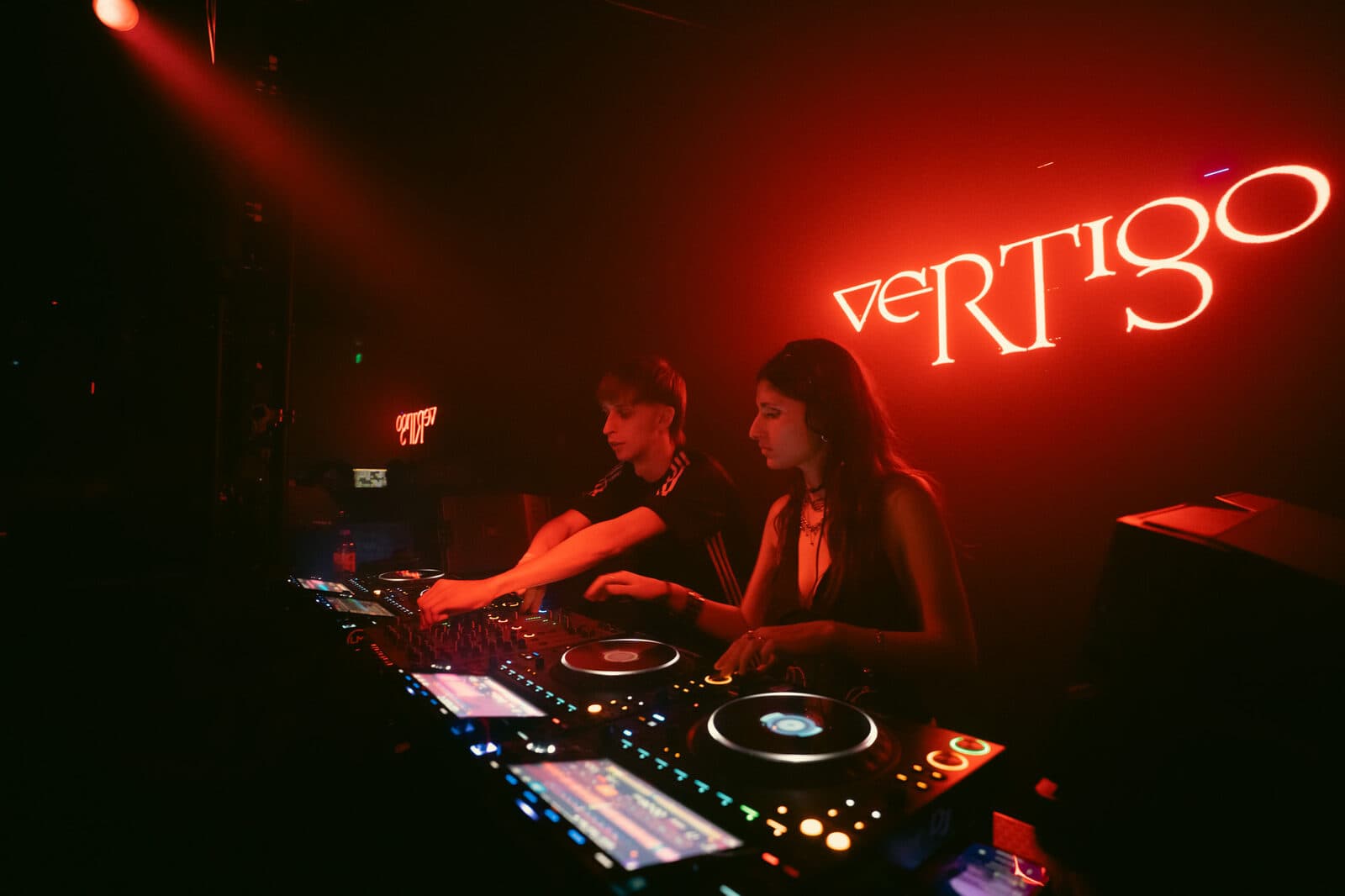 KAIF b2b bajo el cartel neón VERTIGO