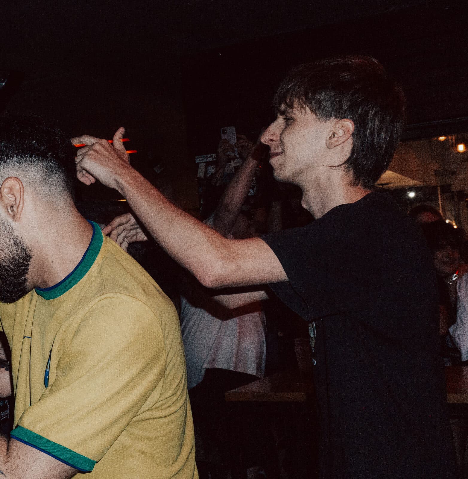 KAIF saludando a la gente en cabina