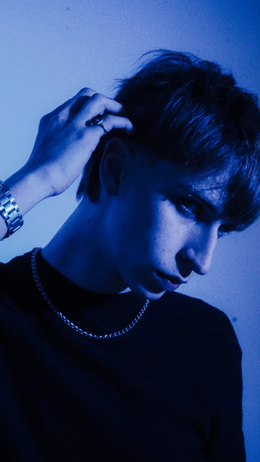Retrato azul, mano en el pelo